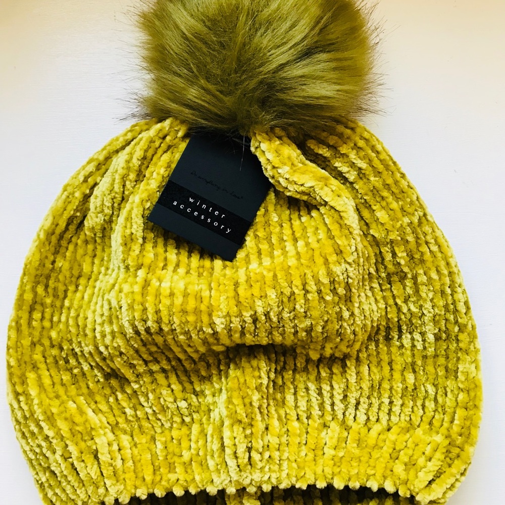 Adorable NWT Chenille Pom Pom Beanie